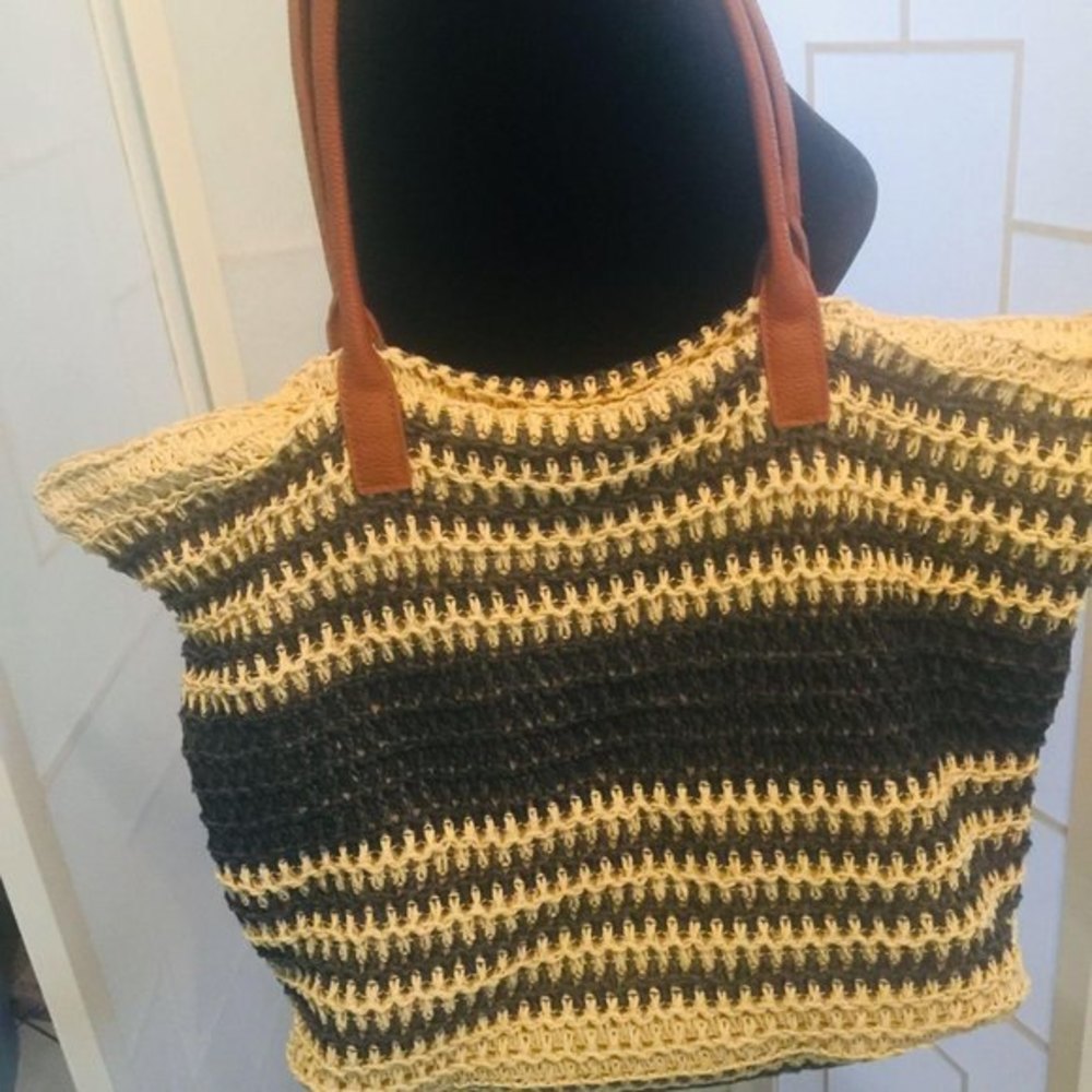 Merona  Beautiful Handbag Tote Navy Blue Straw Bea